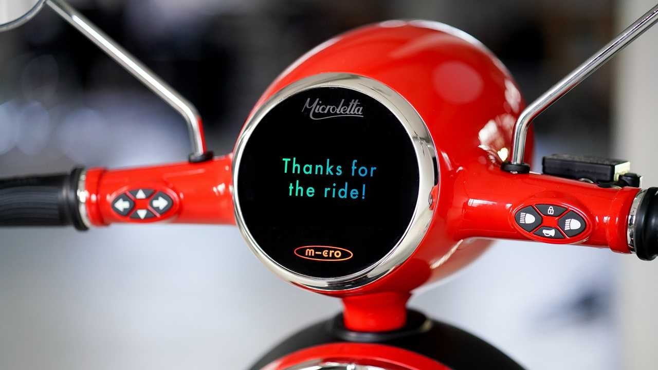 <div class='descrGalleryText'><p>Microletta è dotato di un sistema di sospensione anteriore che ricorda vagamente il parallelogramma del Piaggio Mp3. Da cui riprende anche il <b>sistema anti tilting</b>: al semaforo o allo stop, la sospensione si blocca, non rendendo così necessario mettere i piedi a terra.</p>
</div>